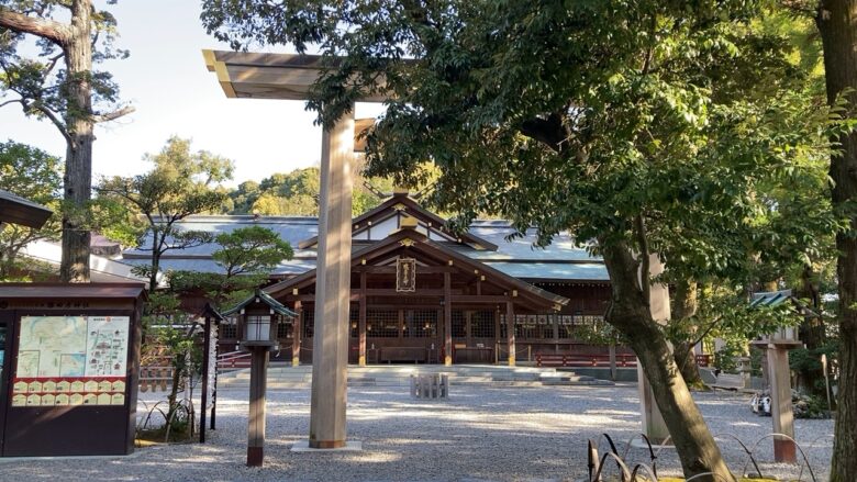 猿田彦神社の大鳥居と本殿