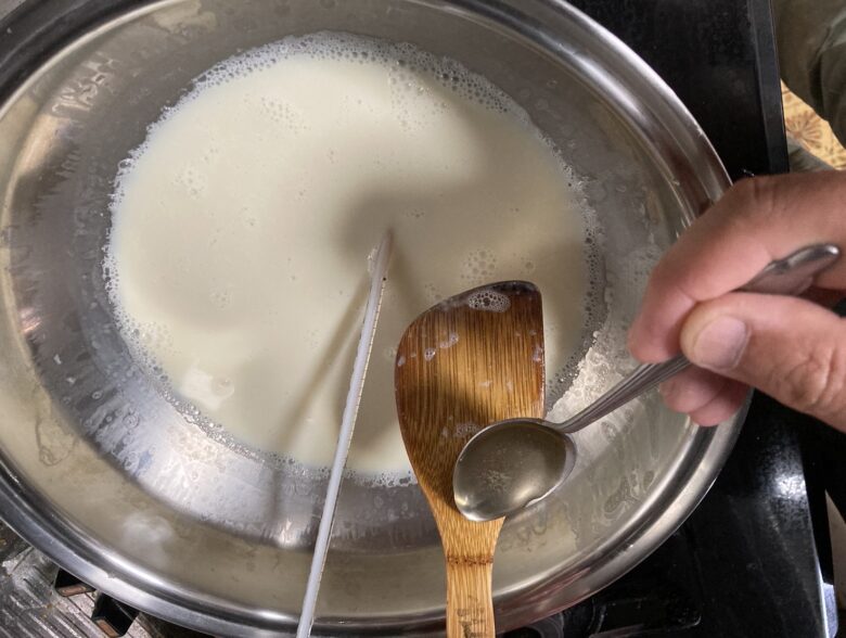 豆乳をにがりで固めます