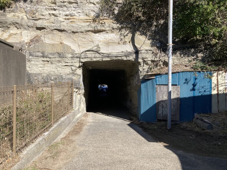 鵜原海岸へのトンネル