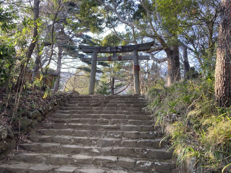 伊豆山神社本宮の水神社への階段